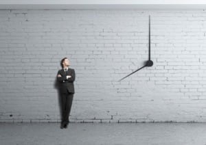 In Time vs On Time : 2 Ketepatan Waktu yang Berbeda, Penjelasan serta Contoh WAJIB Kamu Tau.